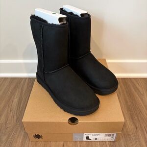 *NWT* UGG Classic II Genuine Shearling Lined Short Boot